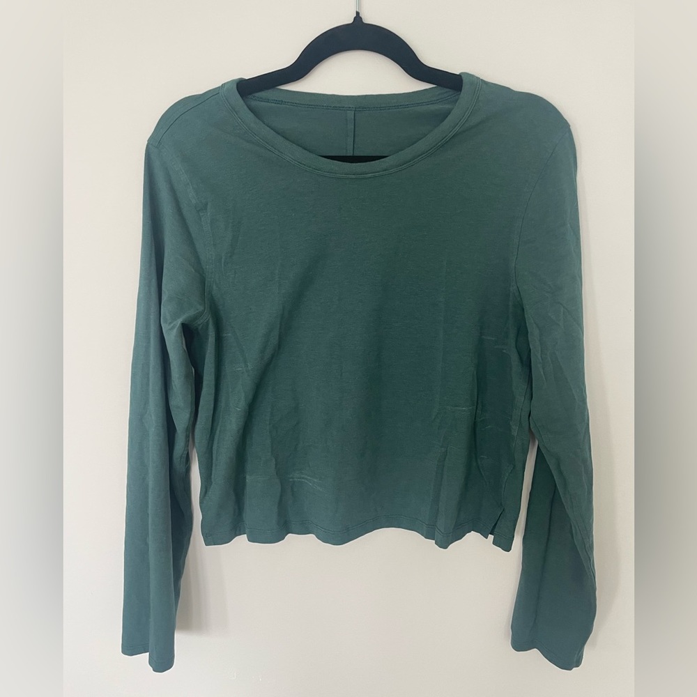 Lululemon Classic Fit long sleeve cropped shirt. size 6.